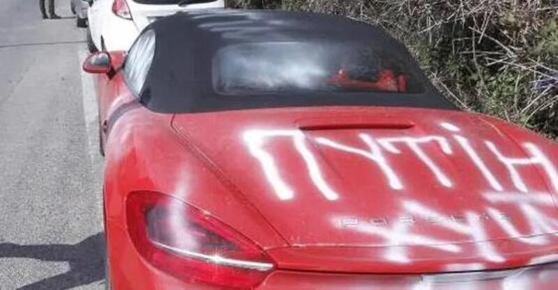 Porsche con targa russa vandalizzata a Siena