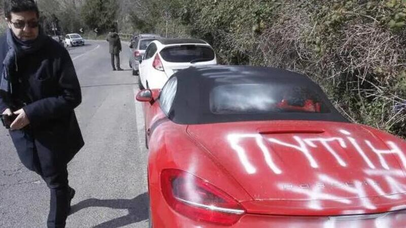 Porsche con targa russa vandalizzata a Siena