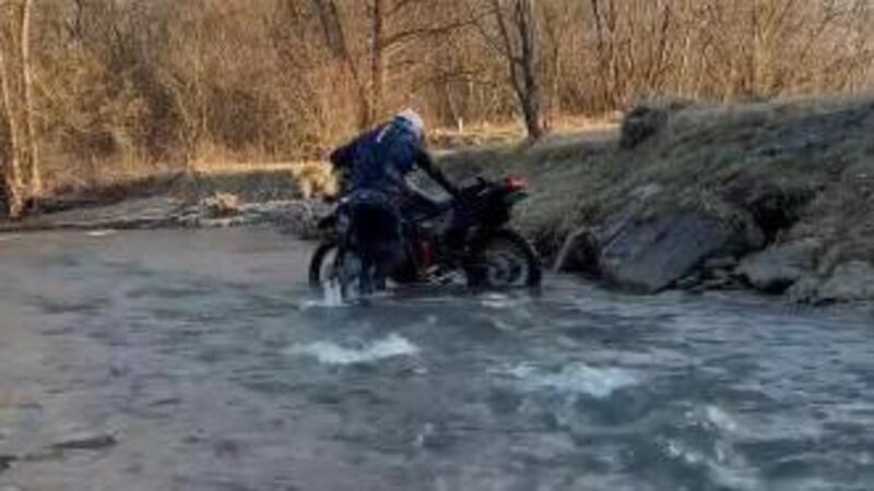 Moto fail. Yamaha Tener&egrave; 700 e fiume da guadare: dai che ce la fai! [VIDEO VIRALE]