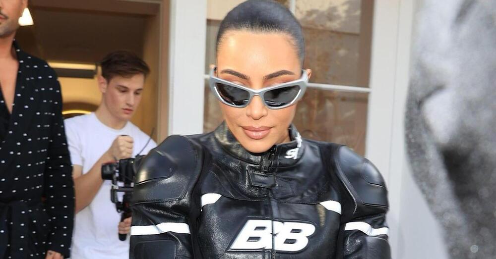 Kim Kardashian biker: curve pericolose tra casco e giacca da moto firmata (e costosissima)