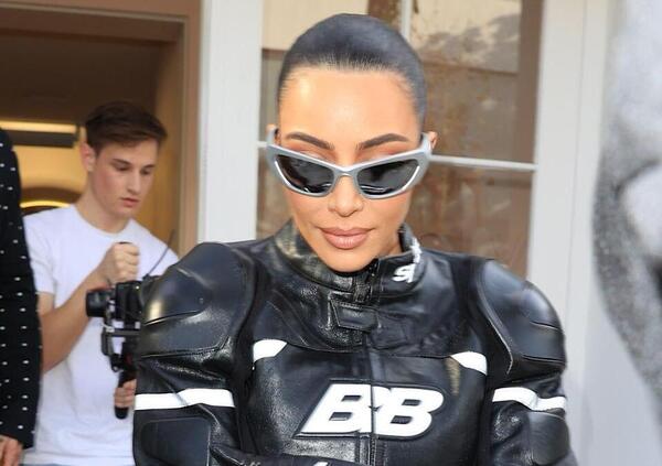 Kim Kardashian biker: curve pericolose tra casco e giacca da moto firmata (e costosissima)