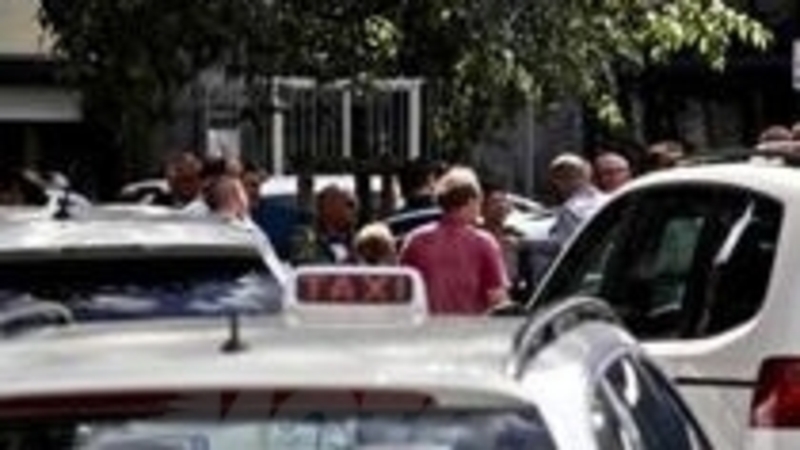 Uber, continua la guerra coi taxi. Ma il Governo d&agrave; un mezzo ok