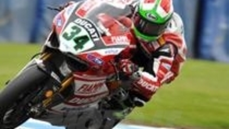 SBK. Giugliano si impone nella Superpole bagnata di Donington