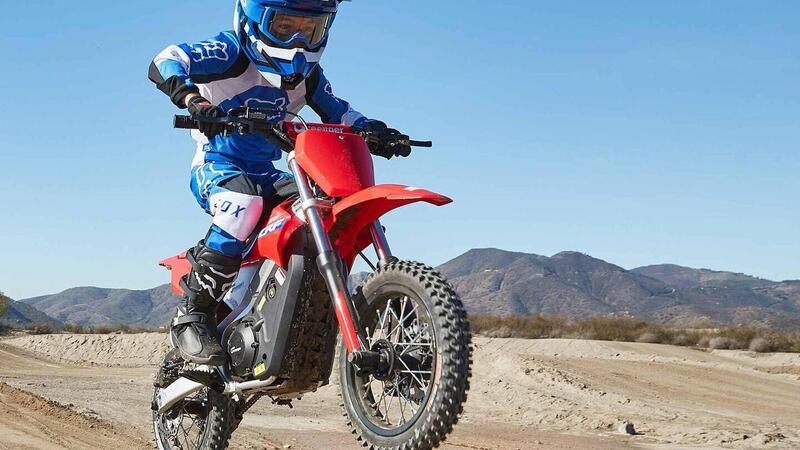 Honda presenta la piccola moto elettrica CRF-E2