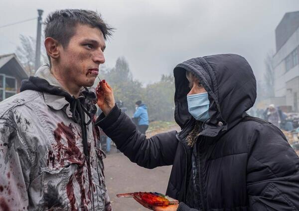 I negazionisti di tutto: tra serie tv e armi di cartone, anche la guerra in Ucraina diventa un fake