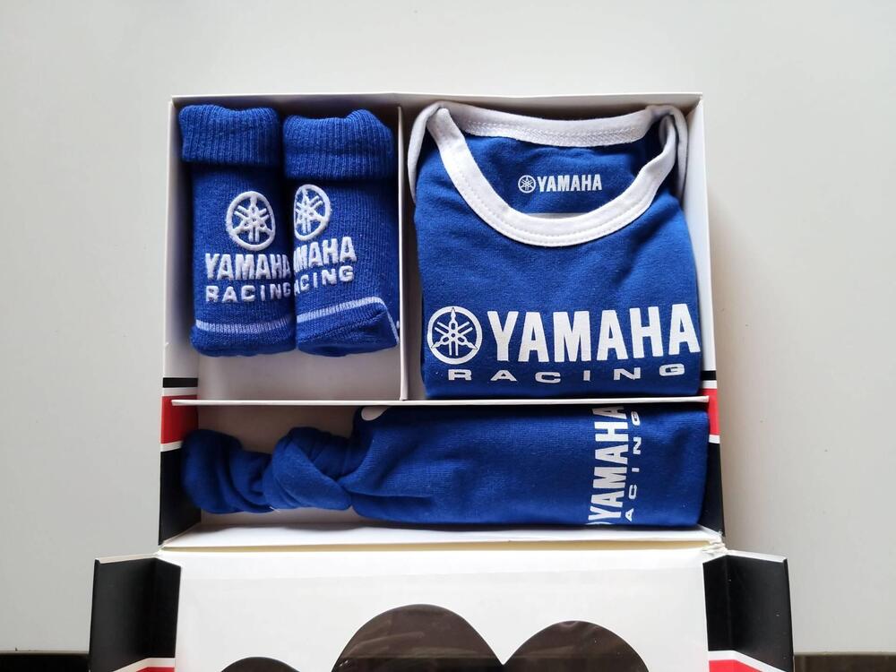 KIT NEONATO YAMAHA PAGLIACCETTO - CALZE - CAPPELLO (2)