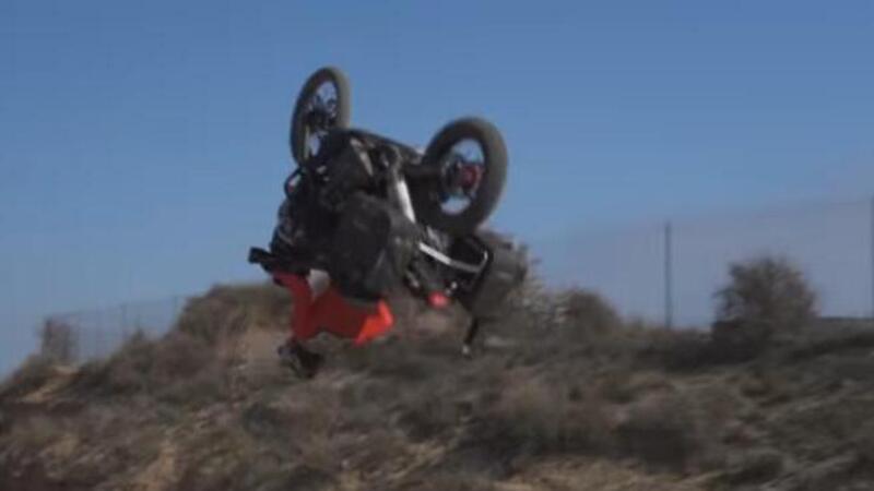 Back flip con una Honda Africa Twin valigiata? Si pu&ograve;&hellip; se sei Kirian Mirabet [VIDEO VIRALE]