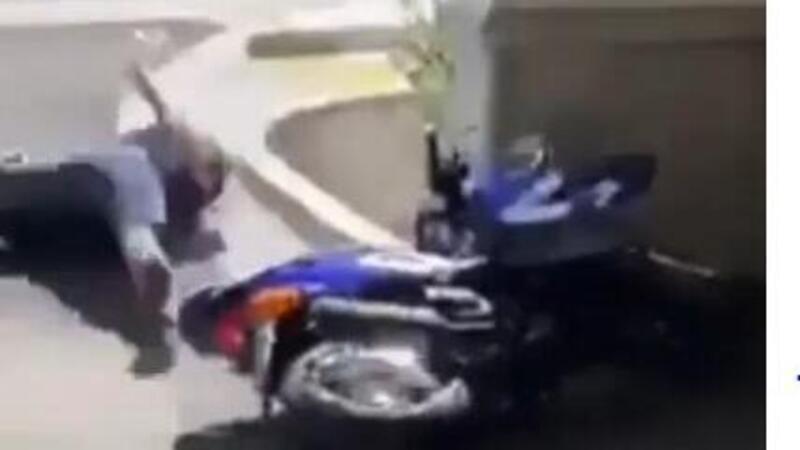 Uscire dal parcheggio con lo scooter non &egrave; mai stato cos&igrave; doloroso [VIDEO VIRALE]