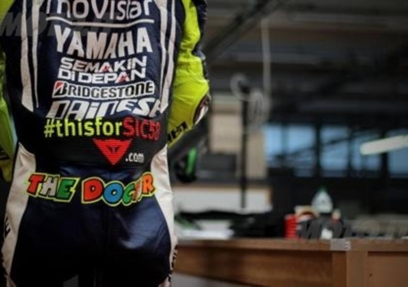 All&#039;asta la tuta Dainese di Valentino Rossi, indossata per ricordare il Sic al Mugello