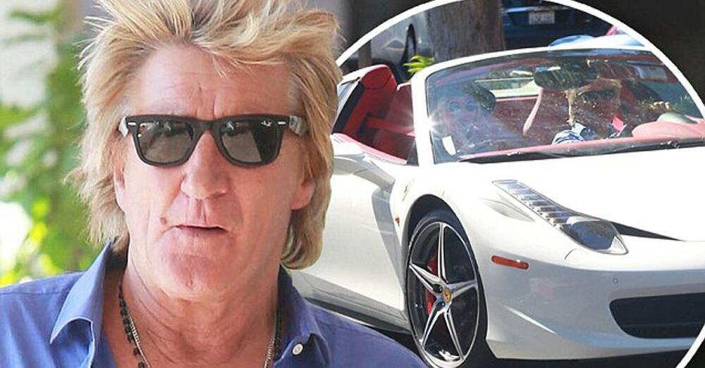 Rod Stewart ripara buche per strada: &ldquo;Altrimenti la mia Ferrari non pu&ograve; passare&rdquo; [VIDEO]