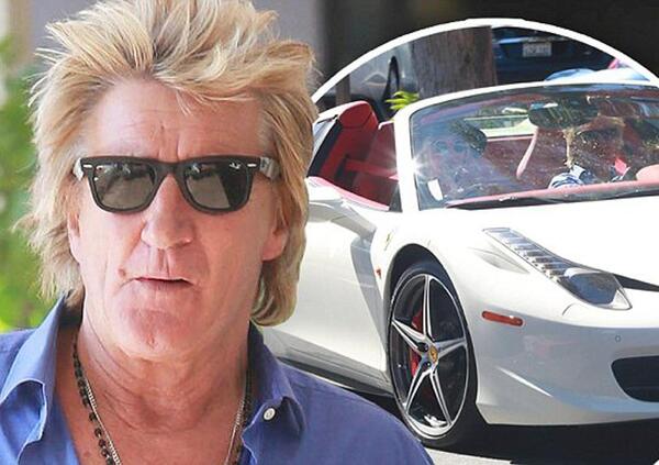 Rod Stewart ripara buche per strada: &ldquo;Altrimenti la mia Ferrari non pu&ograve; passare&rdquo; [VIDEO]