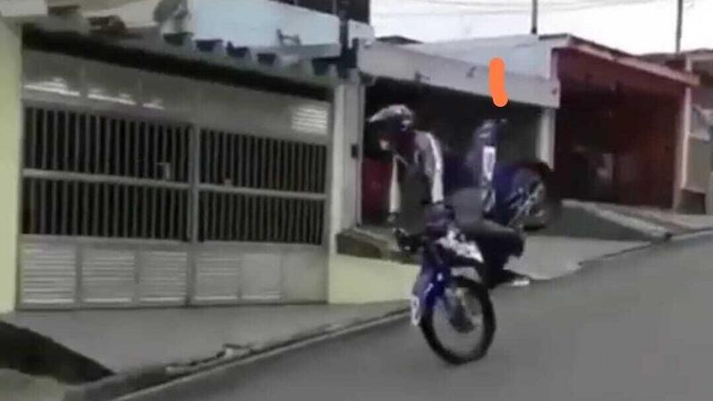 Moto fun: in discesa e in monoruota&hellip;il next level dell&rsquo;impennata! [VIDEO VIRALE]