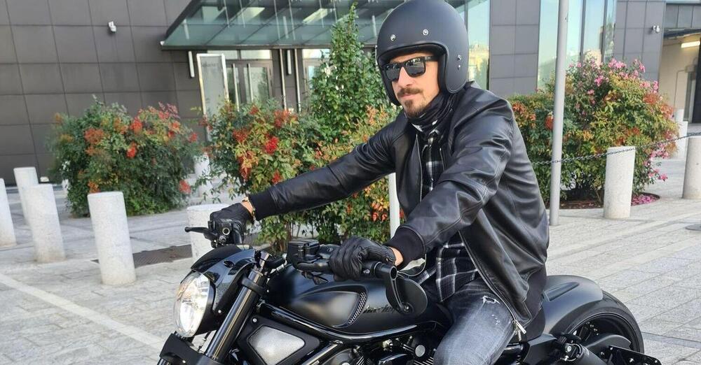 Ibra per le vie di Milano in versione &ldquo;Ghost Rider&rdquo; sulla sua Harley Davidson V-Rod