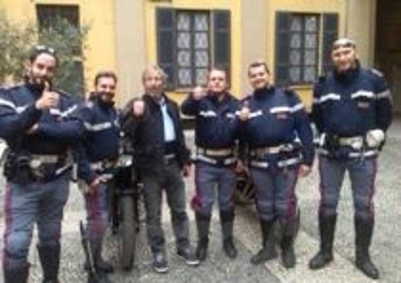 Gli agenti sono grandi appassionati di moto. Non si sono fatti sfuggire l&#039;occasione della foto col nostro Nico Cereghini
