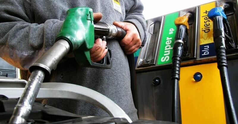 Caro benzina. Ipotesi sconto di 15 centesimi anche in Italia