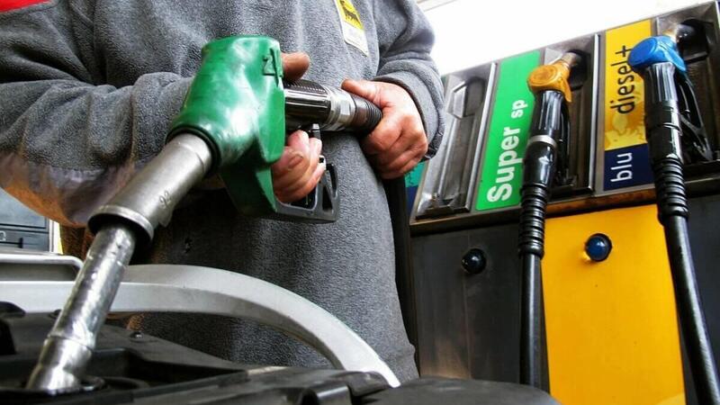 Caro benzina. Ipotesi sconto di 15 centesimi anche in Italia