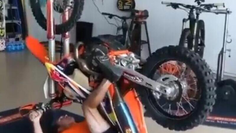 Gli esercizi da (non) fare in garage con la moto da cross [VIDEO VIRALE]