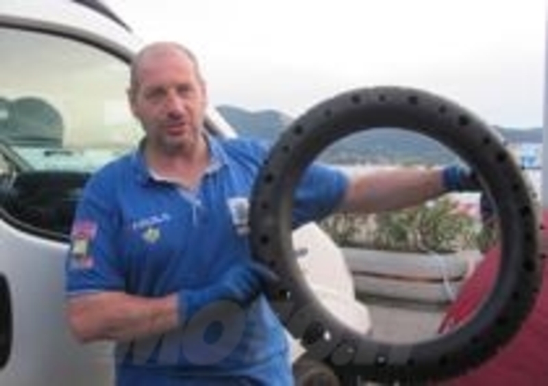 La nuova mousse della Golden Tyre nelle mani di Andrea Bellini