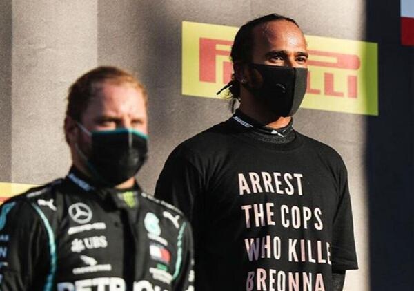 Vi piacevano le magliette-slogan di Lewis Hamilton? Scordatevele, da oggi sono vietate