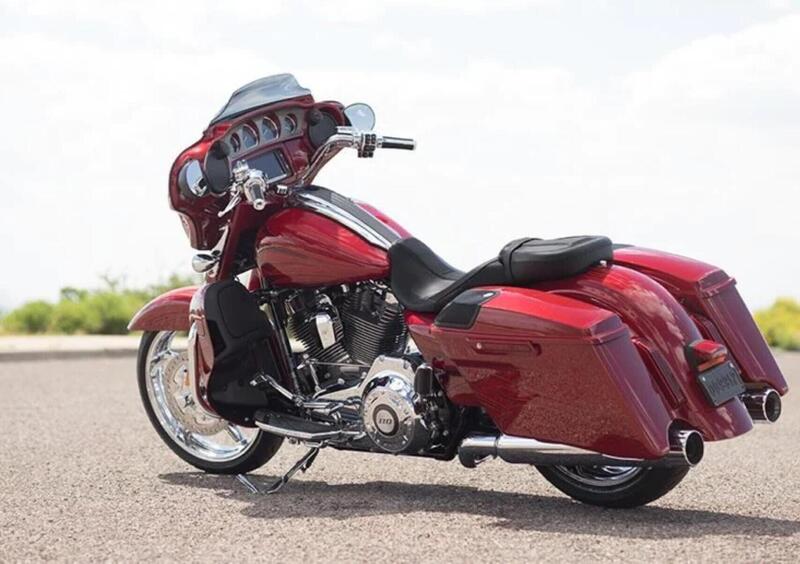 Harley-Davidson CVO - Custom Vehicle Operations 1800 Street Glide (2016 - 17) - FLHXSE (2)