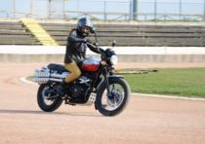 Lonigo: un giro nell&#039;ippodromo &amp;egrave; d&#039;obbligo con la nostra Scrambler!
