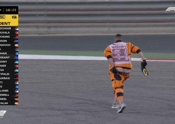 [VIDEO] In Bahrain il protagonista non &egrave; Leclerc: uno steward perde i pantaloni e diventa virale