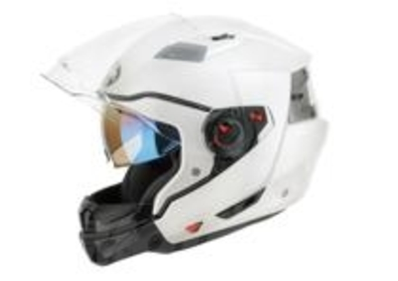 Un esempio di casco jet da moto dotato di utile e protettiva mentorina
