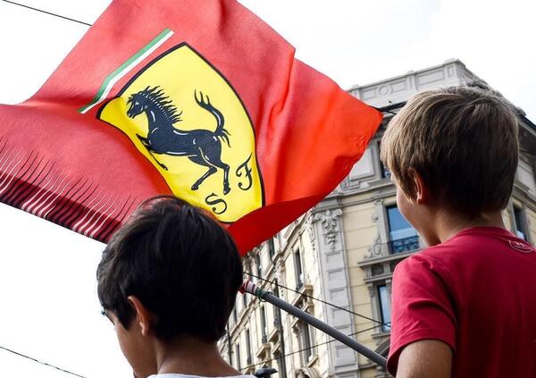 [VIDEO] Doppietta Ferrari, a Maranello scattano caroselli e festeggiamenti per le strade