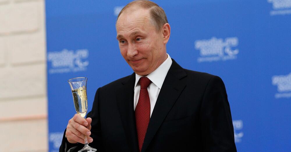 I giornalisti si scoprono semiologi per interpretare le mosse di Putin, ma non ne azzeccano una: il campionario dei migliori abbagli 