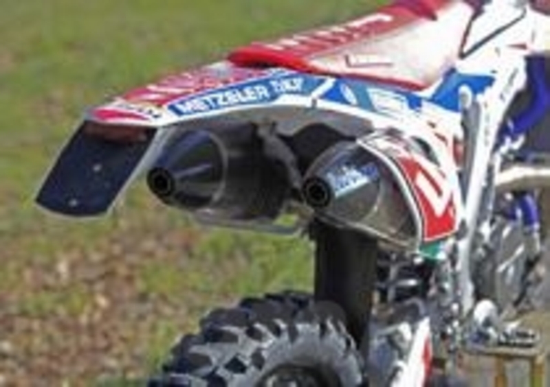 Il particolare dello scarico doppio della Honda CRF450R  da enduro. Il rumore &amp;egrave; basso, perfetto per girare nei boschi senza dare fastidio
