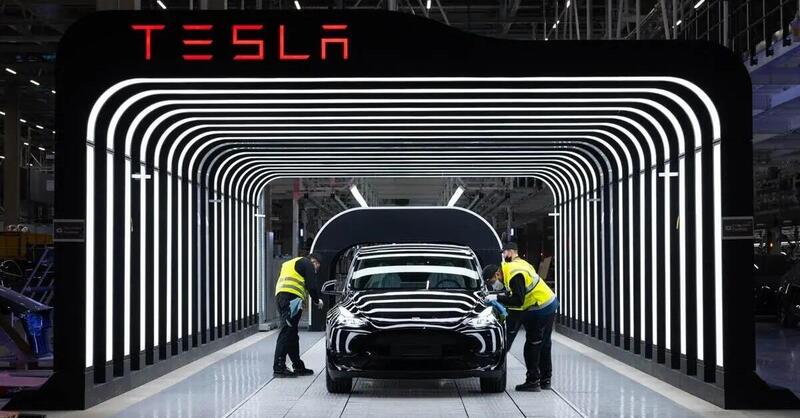 Al via la nuova Gigafactory Tesla a Berlino: prime Model Y MIG consegnate da Elon Musk con Sholz