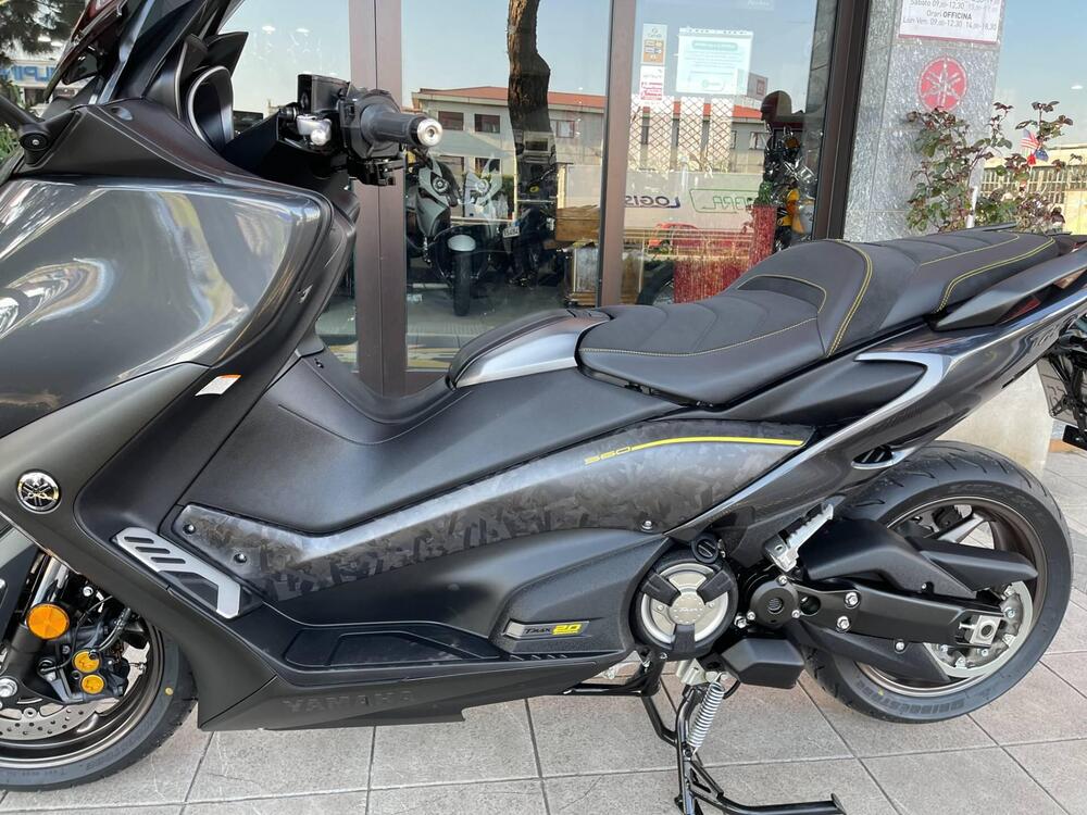 Yamaha T-Max 560 20° anniversario (2021) (2)