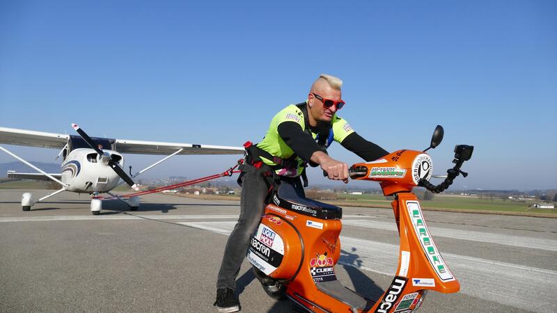 Schachermayr piazza un altro record: aereo trainato impennando con la Vespa [VIDEO]