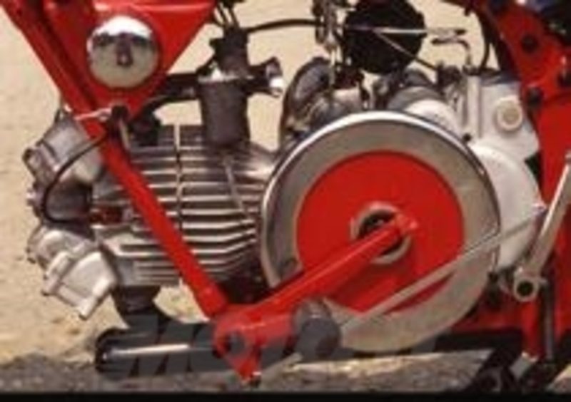 L&#039;inconfondibile aspetto dei monocilindrici Guzzi di una volta, con il grosso volano esterno. Il 500 era a corsa corta, con trasmissione primaria a ingranaggi
