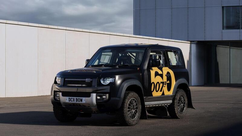 James Bond 60: Land Rover festeggia con il Defender 90 guidato dallo stuntman ufficiale del film