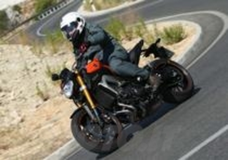 Claudio in piega tra le curve alle spalle di Spalato
