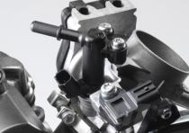 Arriva l&amp;rsquo;iniezione elettronica, con un corpo farfallato Keihin da 44 mm dotato di iniettore con 10 fori. Cos&amp;igrave; anche la 250 pu&amp;ograve; utilizzare il Power Tuner
