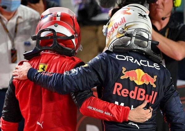 [VIDEO] I complimenti di Leclerc a Verstappen e il gesto tra i due dopo il traguardo: che spettacolo a Jeddah!