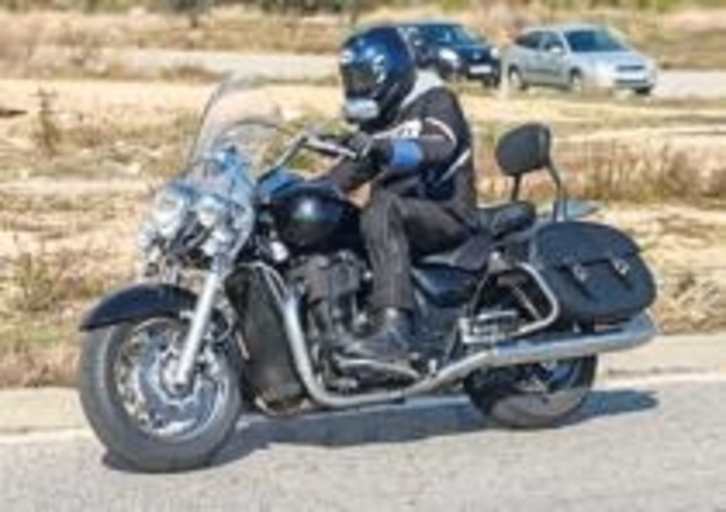 La Triumph 1600 che far&amp;agrave; concorrenza diretta all&#039;H-D Road King
