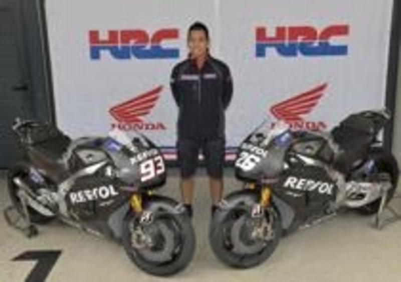 Takeo Yokoyama, Technical Director del team HRC, posa sorridente fra le RC213V 2014
