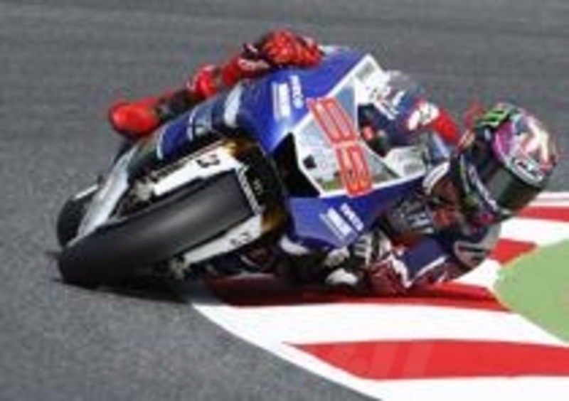 Jorge Lorenzo... rovina i logo degli sponsor sui cordoli del Montmel&amp;ograve;
