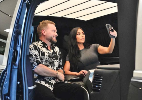 Kim Kardashian si fa fare un van personalizzato da 400 mila dollari. Ma alla consegna decide che lo vuole di un altro colore, come tutte le altre sue macchine. E si chiede: &ldquo;Non ne avr&ograve; troppe?&rdquo; 