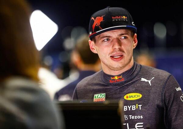 [VIDEO] Verstappen &ldquo;multitasking&rdquo;: ecco che cosa faceva mentre lottava con Leclerc 