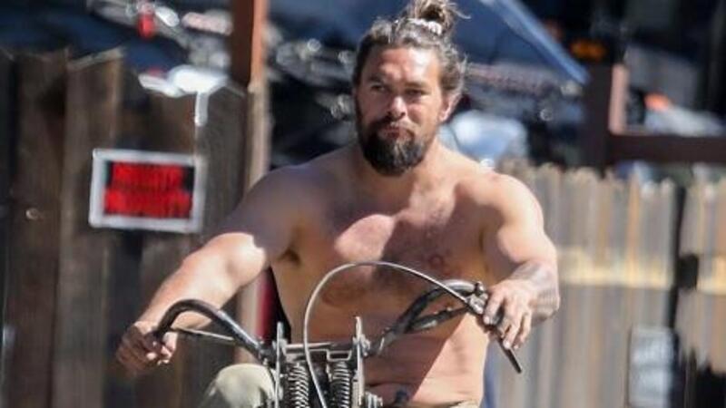 Jason Momoa, sulla Harley a torso nudo