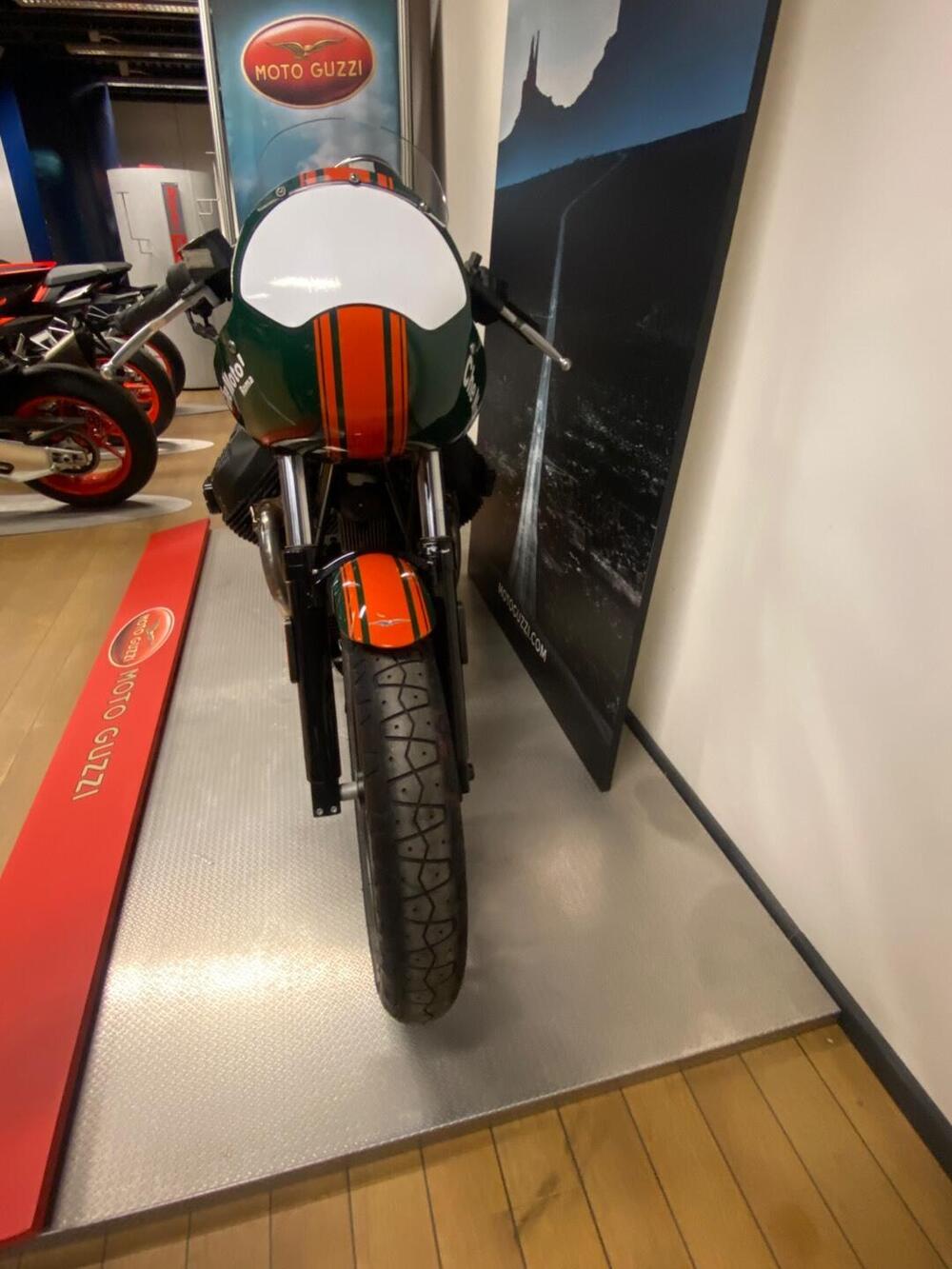 Moto Guzzi V7 Stone (2021 - 24) (3)
