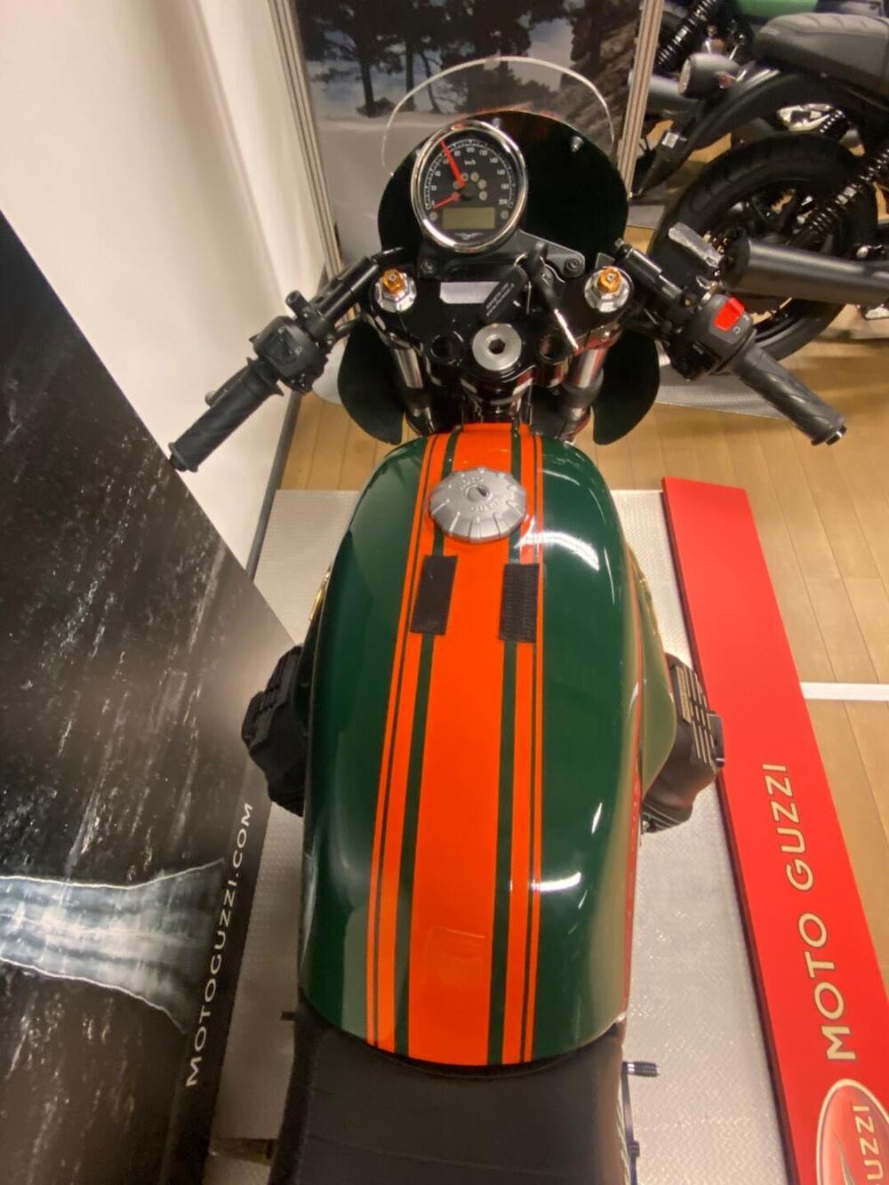 Moto Guzzi V7 Stone (2021 - 24) (4)