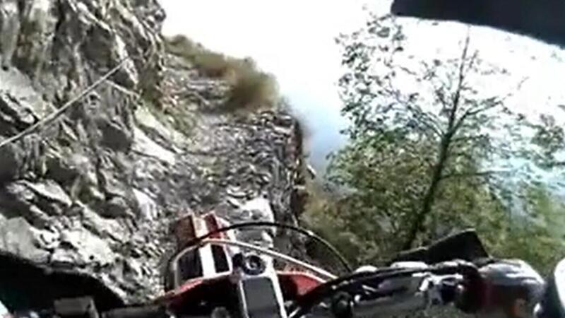 Sfida alle vertigini con la moto da enduro [VIDEO VIRALE]