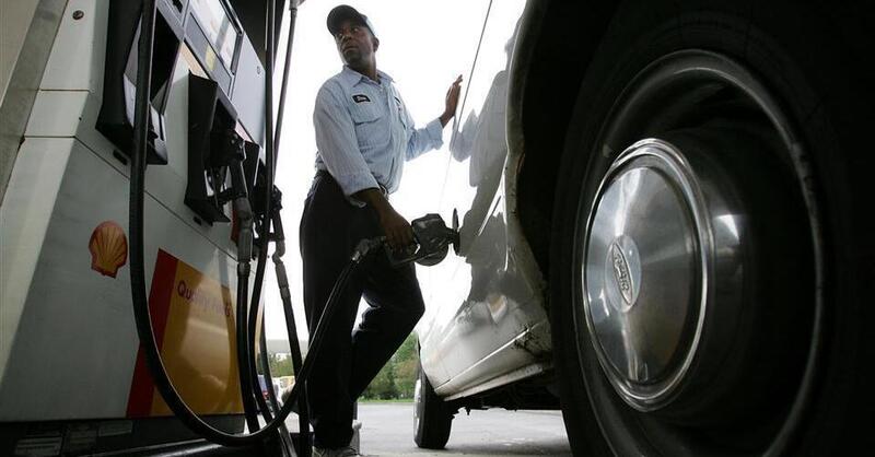 California, 400 dollari ai proprietari di auto contro l&rsquo;impennata dei carburanti: &egrave; polemica 