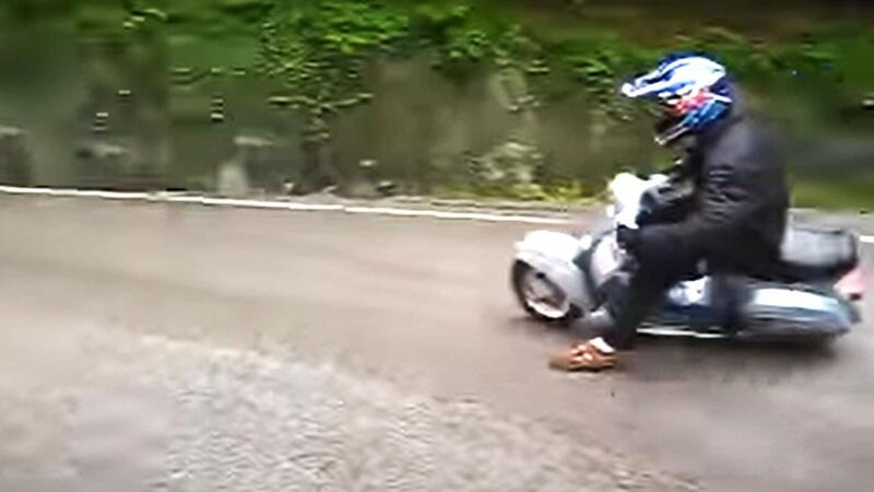 L&#039;asfalto &egrave; bagnato, il pilota fortissimo: super traversi con la Vespa truccata sui tornanti di montagna! [VIDEO VIRALE]