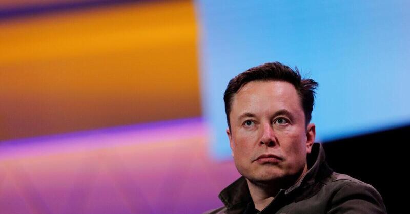 Tesla, Elon Musk ha comprato Twitter